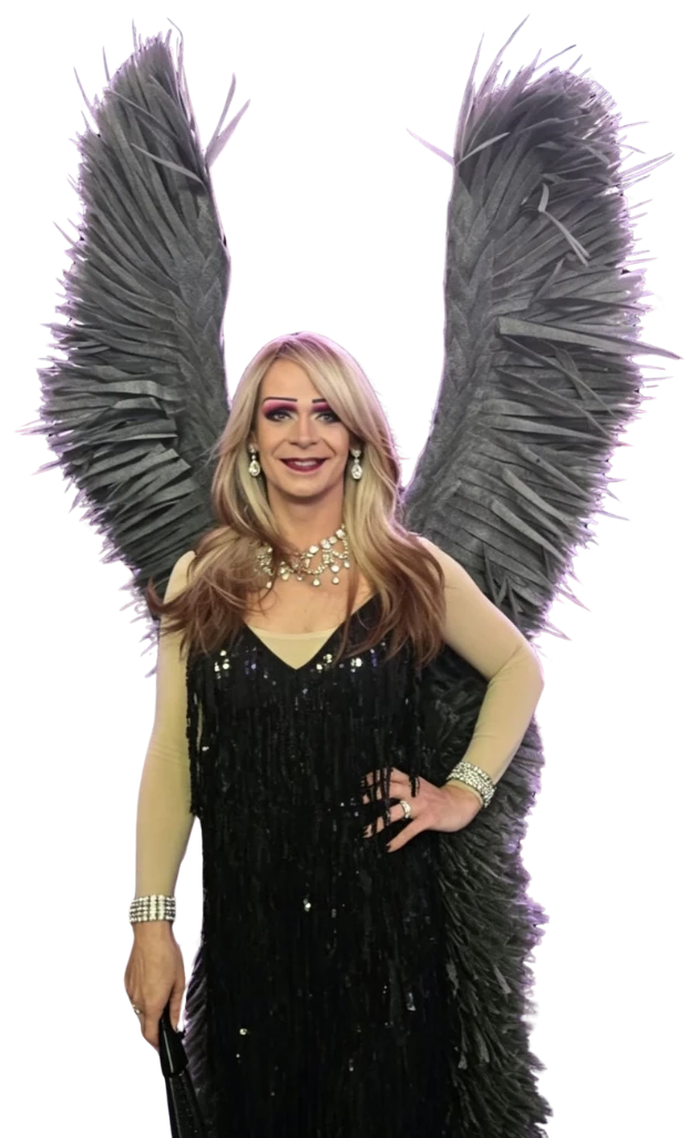 Miss Eve Travestie als Engel auf der Bühne